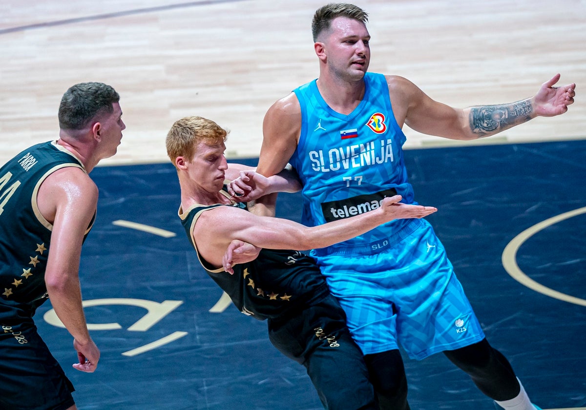 Alberto Díaz defiende a Luka Doncic durante el encuentro jugado en el Palacio de los Deportes.