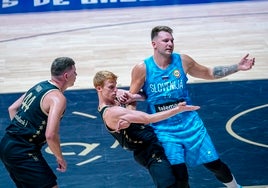 Alberto Díaz defiende a Luka Doncic durante el encuentro jugado en el Palacio de los Deportes.