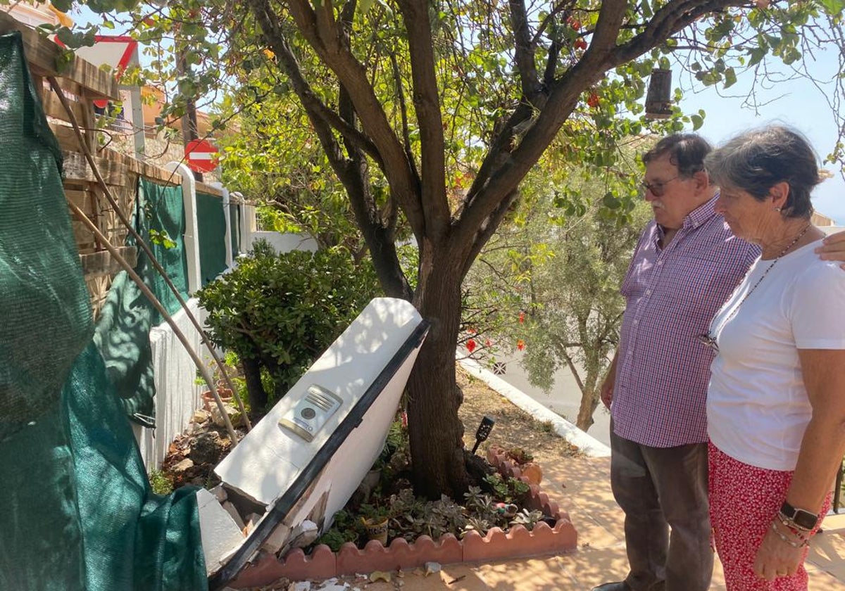 El muro de un chalé en Hacienda Paredes, derribado por cuarta vez por un camión: «Esto es un sinvivir»