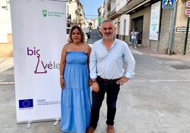 Los ediles Ana Belén Zapata y Jesús María Claros, en la calle donde se actuará.