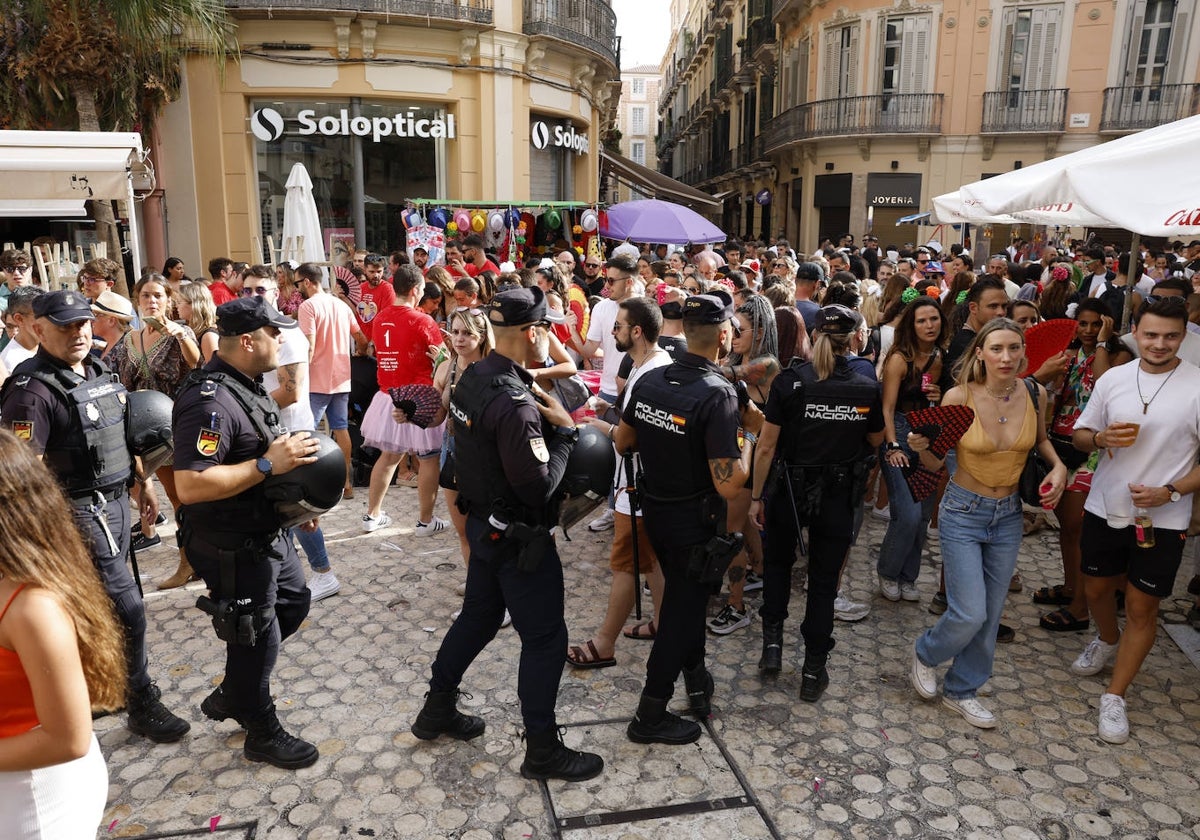 Agentes de policía en la feria del Centro el pasado año.