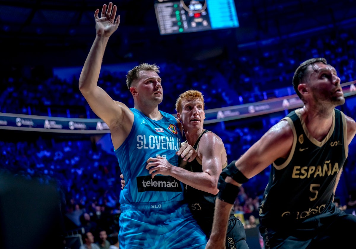 Luka Doncic, defendido por Alberto Díaz.