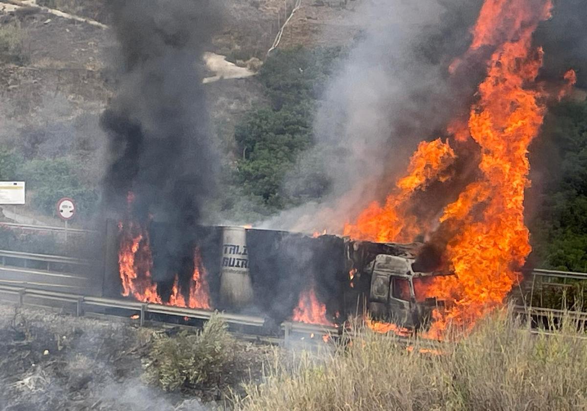 El incendio de un camión obliga a cortar un tramo de la A-7 entre Torrox y Nerja