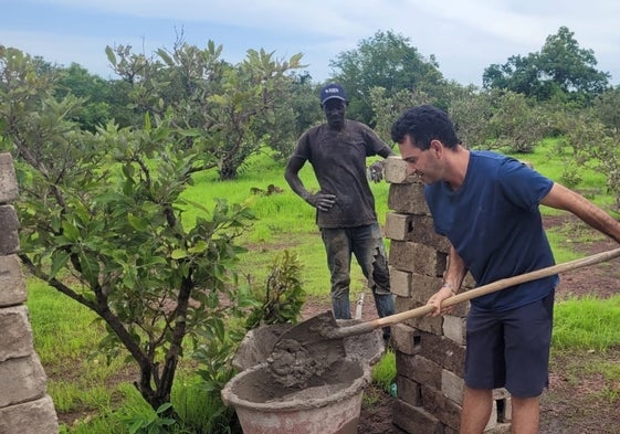 El presidente de Eo, Eo durante la construcción de la nueva casa de salud en Tenkoto.