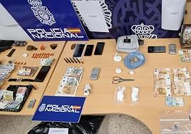 Droga, dinero y otros efectos intervenidos por la Policía Nacional en la operación.