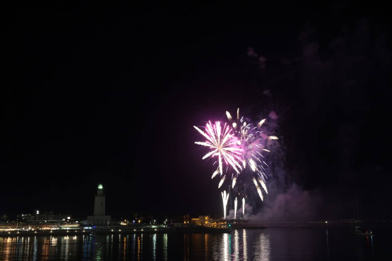 Un espectáculo de drones y los fuegos artificiales abren la Feria de Málaga 2023