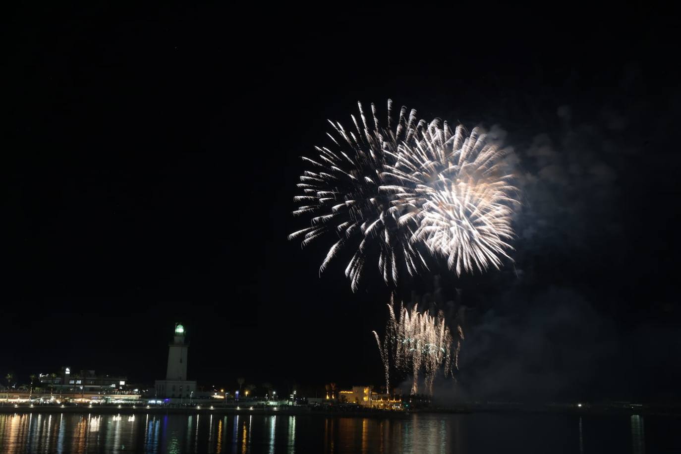 Un espectáculo de drones y los fuegos artificiales abren la Feria de Málaga 2023