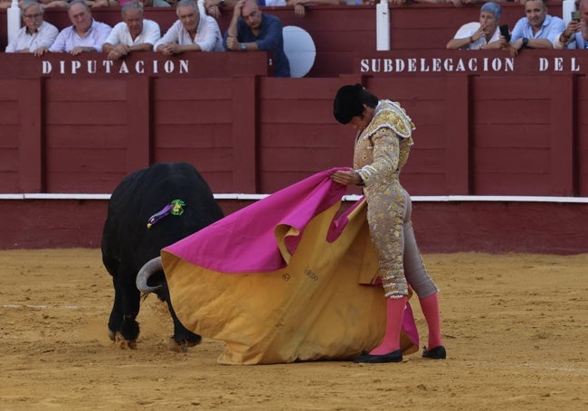 Lance a la verónica de Garrido, en su primero.