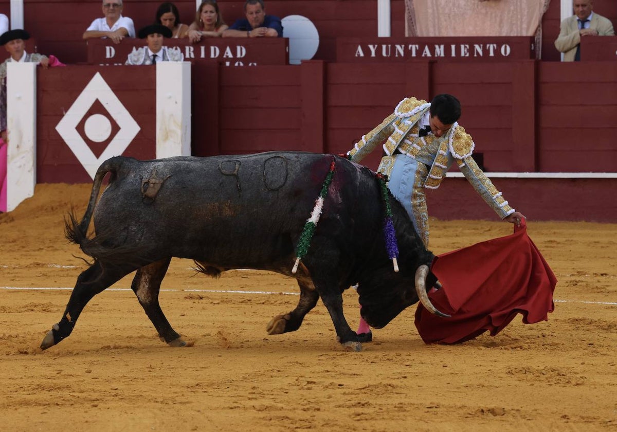 Lavado, al natural, en el toro de su alternativa.