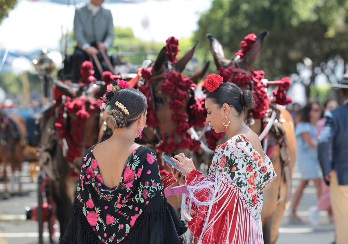 Dos jóvenes, este domingo, en el Real Cortijo de Torres.