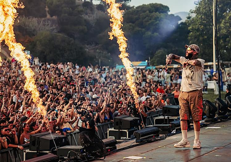 Imagen principal - Arriba, Farruko. Abajo, a la izquierda, Lali Espósito, y a la derecha, el rapero C.R.O.
