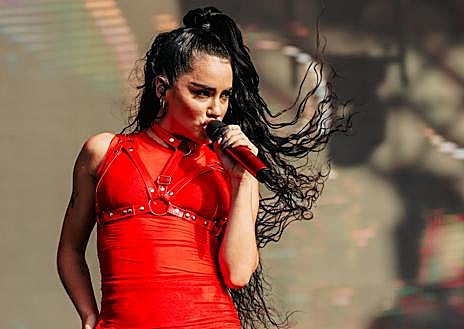 Imagen secundaria 1 - Arriba, Farruko. Abajo, a la izquierda, Lali Espósito, y a la derecha, el rapero C.R.O.