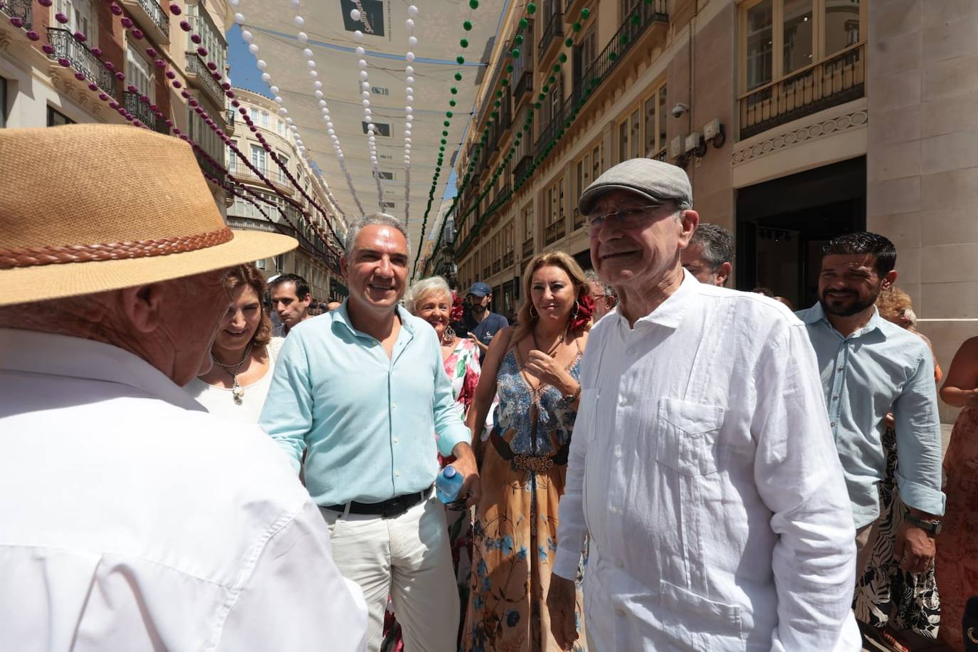 El coordinador general del PP, Elías Bendodo, en la feria de Málaga, junto al alcalde de la ciudad, Francisco de la Torre