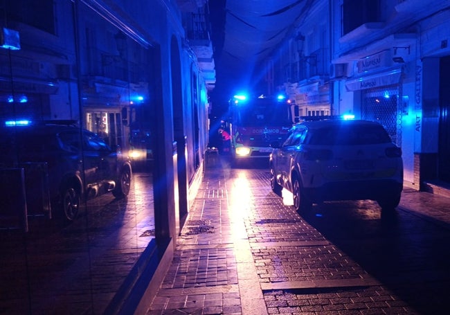 Bomberos y Policía Local, en la calle Pintada, anoche, a oscuras.