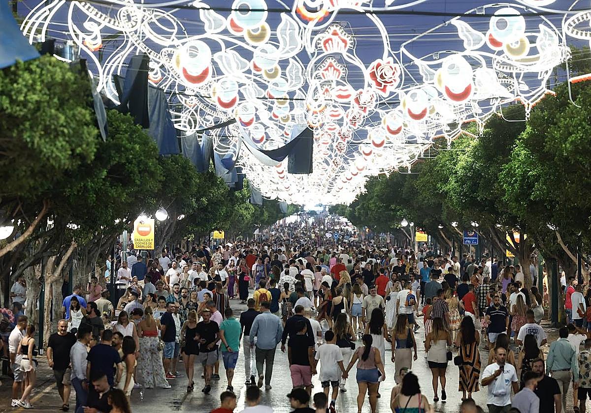 Ambiente. De día o de noche, el real presentó un gran ambiente en todas sus calles.