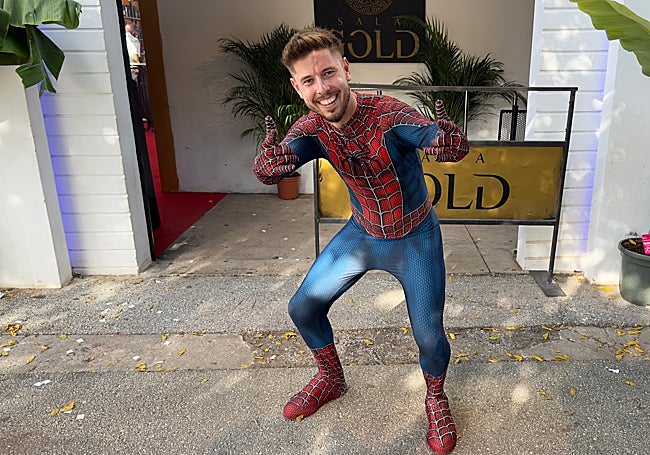 Álvaro se vistió de Spiderman para atraer a más gente a la Sala Gold.