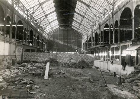 Imagen secundaria 1 - Vidriera realizada por Atienza. Obras en la nave central. Escudo nazarí en el arco. 