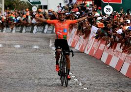 El ciclista malagueño Luis Ángel Maté celebra su victoria en la Volta a Portugal justo antes de cruzar la meta.