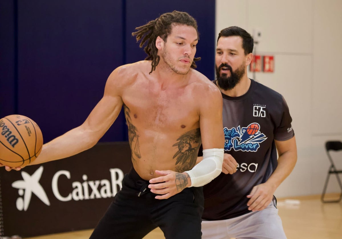 Alfonso Sánchez trabaja con Aaron Gordon, campeón de la NBA con los Denver Nuggets la pasada temporada.