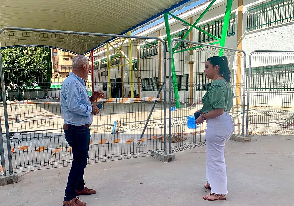 La concejala de Educación, Lourdes Piña, y el edil de Edificios Municipales, Jesús María Claros, en uno de los centros.