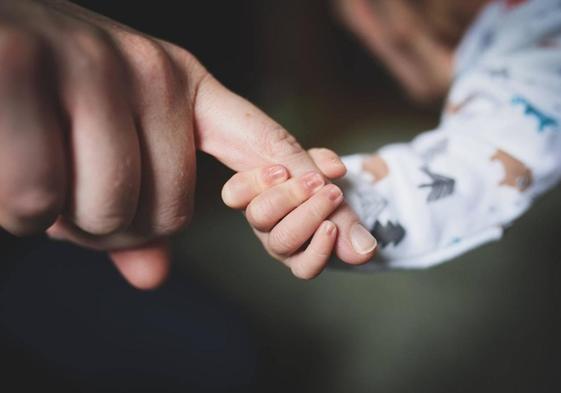 La Seguridad Social ofrece una ayuda económica a los padres con jornada reducida por cuidar de un hijo enfermo