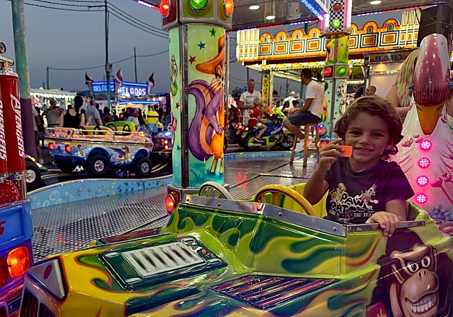 Enzo, de cuatro años, disfruta en una de las atracciones.