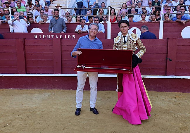 Francisco Salado entregó al peruano este prestigioso trofeo del Estoque de Plata.