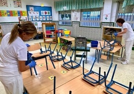 Tareas de limpieza en los centros educativos de Fuengirola.