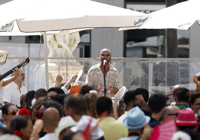 Plaza de la Constitución. Silverio Soto, cantando al mediodía en el corazón de la ciudad.