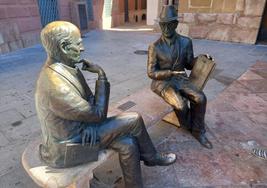 José Antonio Muñoz Rojas y José María Fernández, juntos para siempre en la plaza de San Sebastián