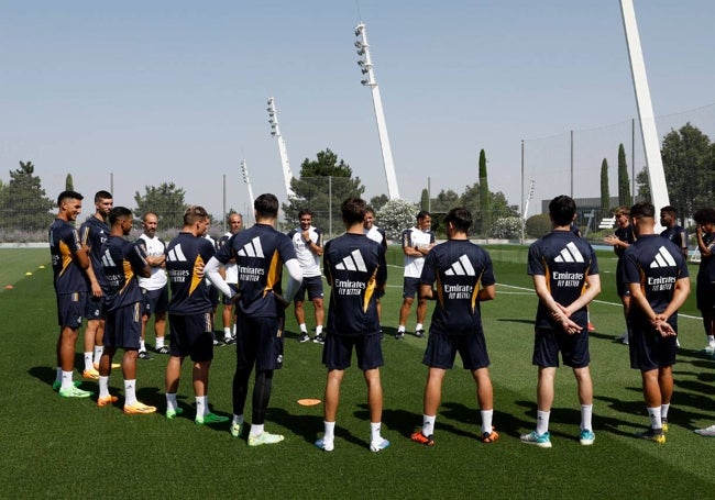 La plantilla del Castilla, la más valorada de Primera RFEF, en un entrenamiento de pretemporada.