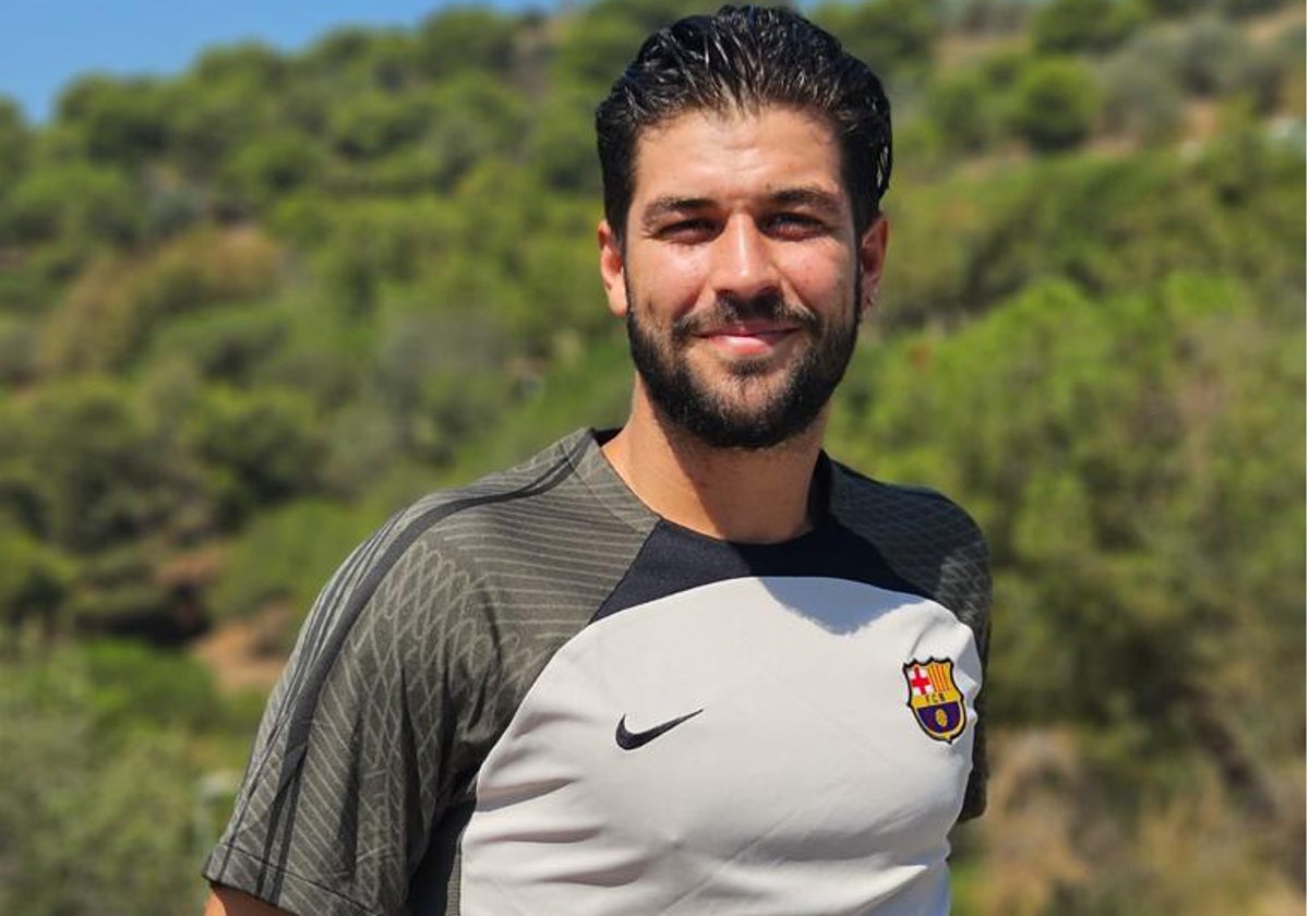 Pablo, posando para SUR desde el Parque Güell de Barcelona, con la equipación.