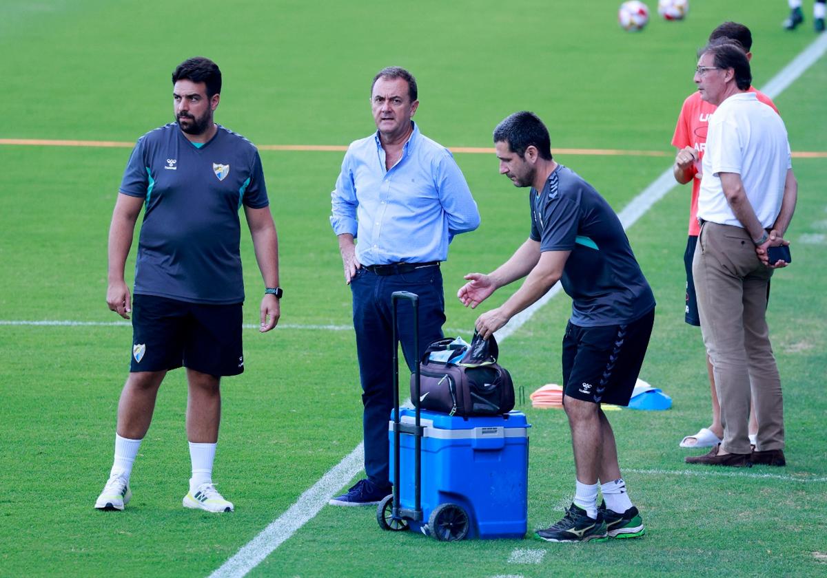 El administrador judicial del Málaga, José María Muñoz (en el centro), asiste a un entrenamiento reciente del equipo en La Rosaleda.