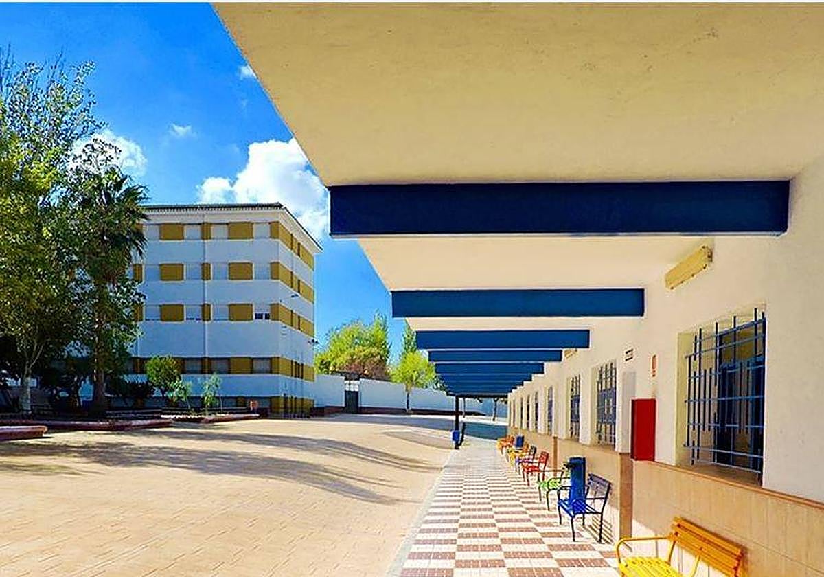 La subasta del emblemático Colegio San José de Campillos, que no tiene un precio de salida, se encuentra abierta en una web de subastas hasta final de agosto.