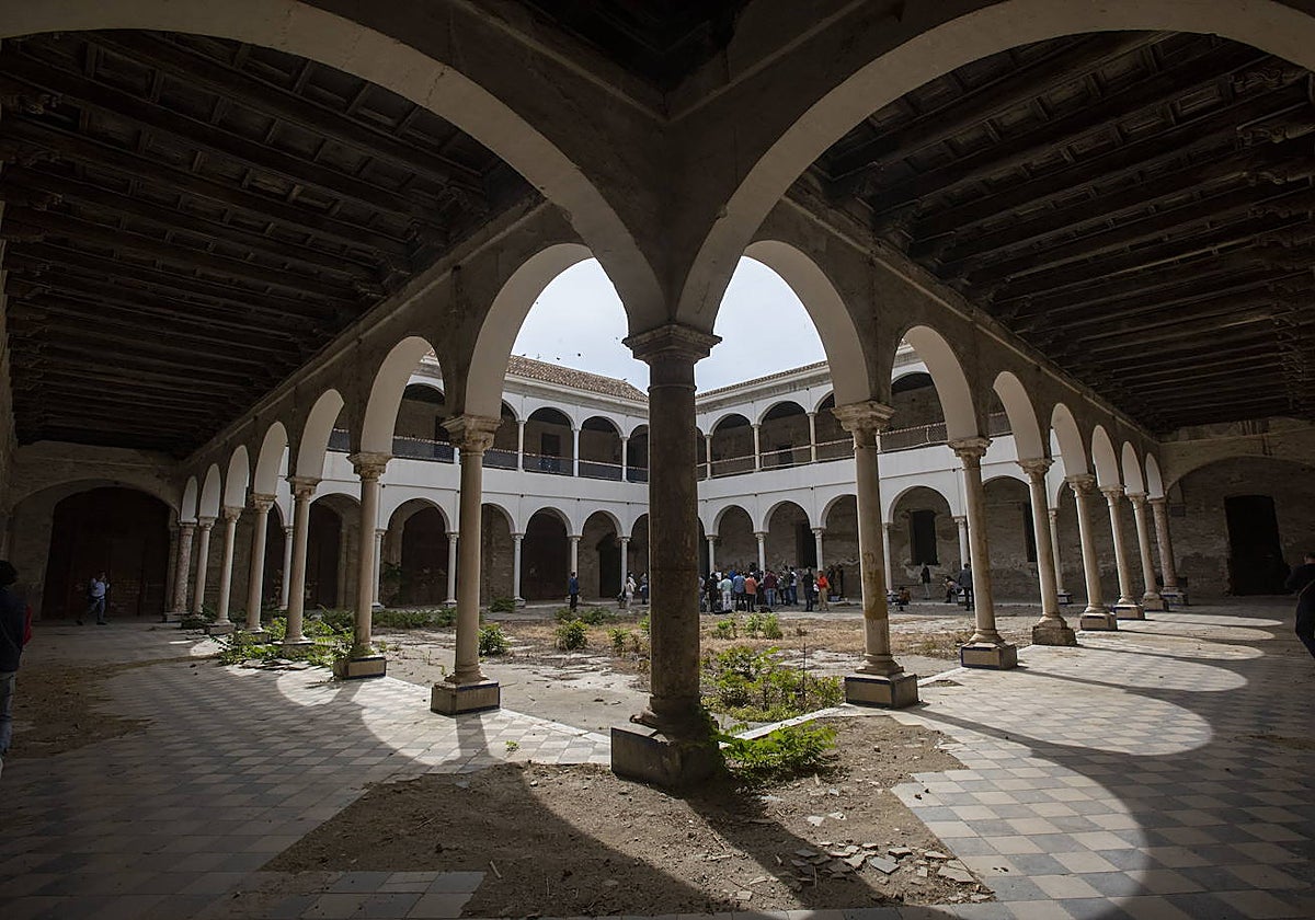 Claustro principal del antiguo convento de la Trinidad de Málaga.