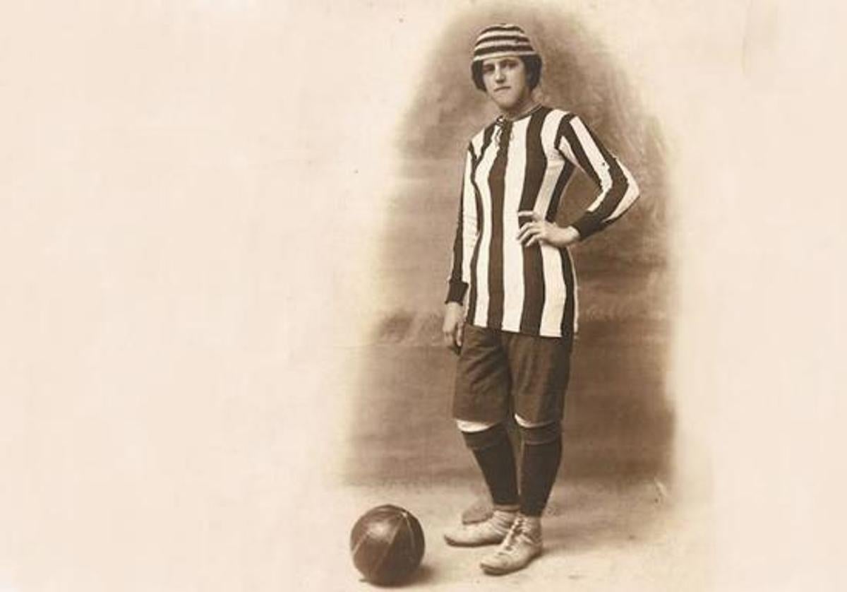 Anita Carmona vestida con la equipación del Sporting de Málaga.