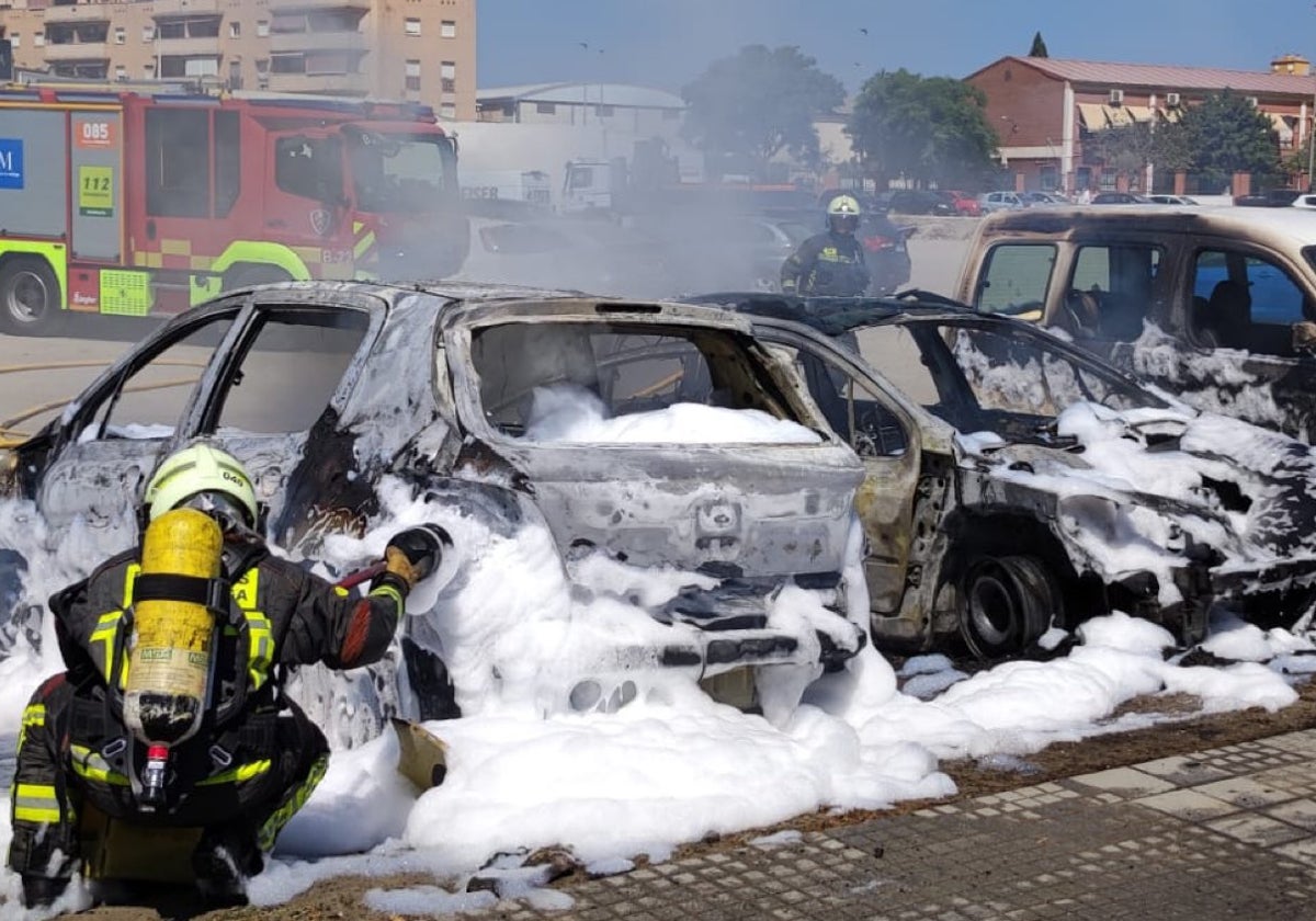 Efectivos del Consorcio Provincial de Bomberos, en las labores de extinción del fuego este martes en Vélez-Málaga.