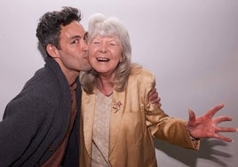 El protagonista Alex Hassell besa a la escritora Jilly Cooper, autora de la novela original en la que se basa la serie 'Rivals'.