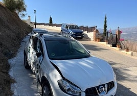 Imagen del vehículo del presunto agresor, con un precinto de la Guardia Civil, estacionado en La Viñuela.