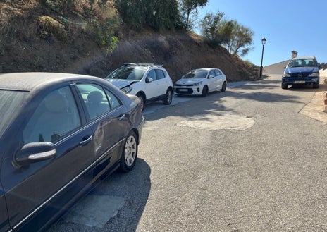 Imagen secundaria 1 - Arriba, la cancela metálica dañada por las embestidas del vecino inglés con su coche; abajo a la izquierda, el vehículo de la víctima, abollado por los golpes, y a la derecha, vistas del embalse desde la vivienda de David James en La Viñuela.