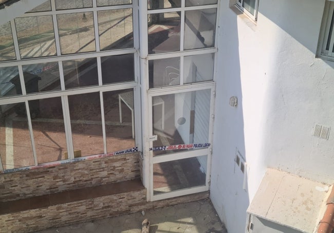 Puerta del chiringuito precintada por la Policía Local.