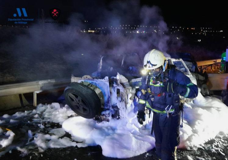 Imagen principal - Imágenes de loc vehículos accidentados en en el kilómetro 4 de la A-355 a su paso por Coín