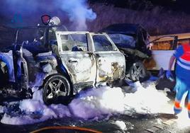 Los bomberos del Consorcio Provincial tuvieron que intervenir al arder el vehículo tras el accidente en Coín.