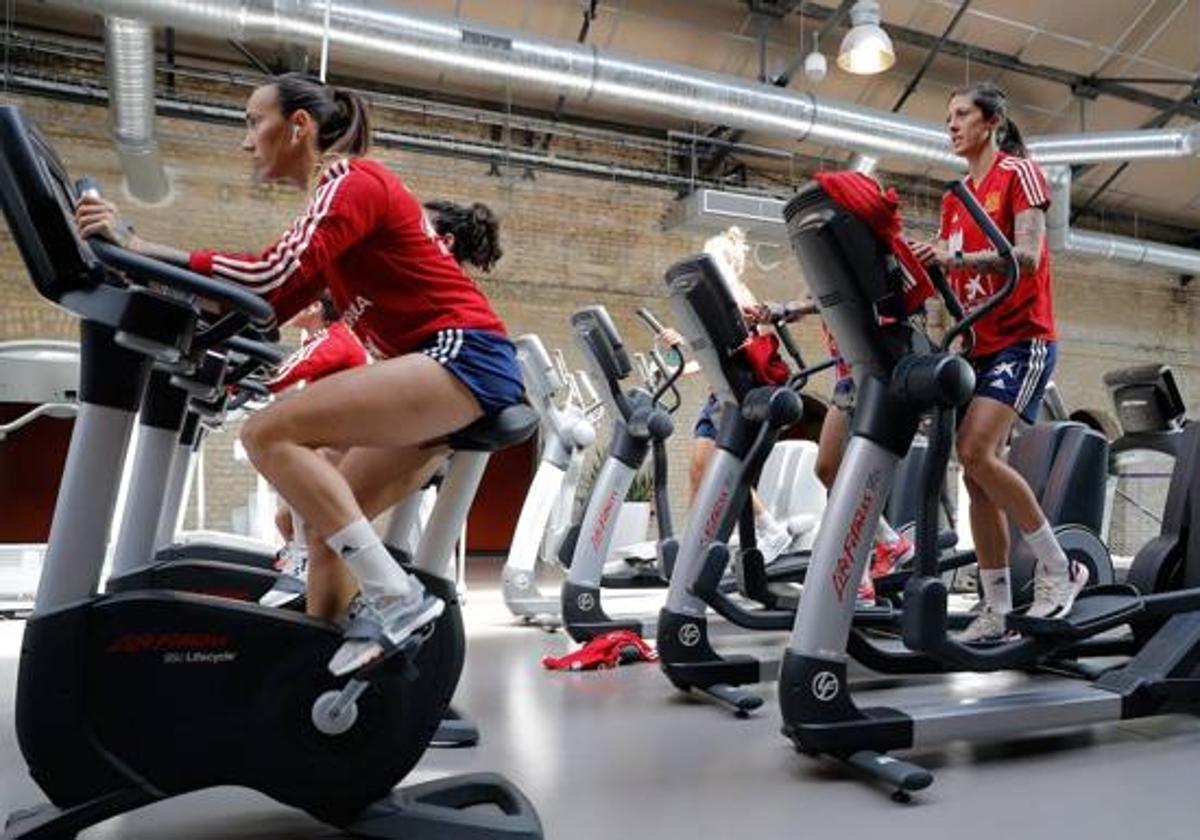 En una imagen de archivo, jugadoras de la Selección Española se entrenan en un gimnasio.