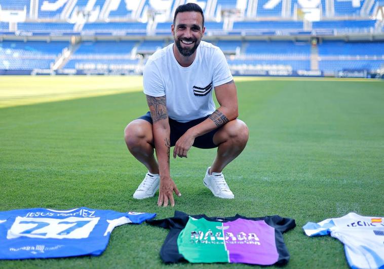 Jesús Gámez posa en La Rosaleda junto a varias de las camisetas que vistió como jugador del Málaga.