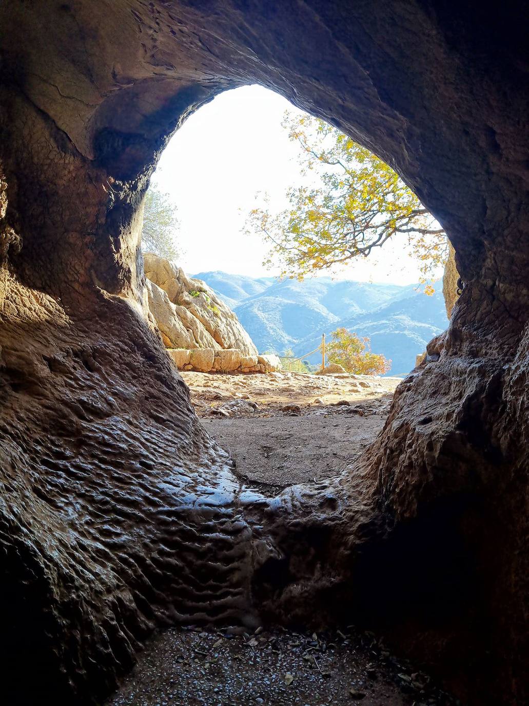 Esta cavidad, descubierta en 1905, se encuentra en el cerro del Cancho de las Mesas