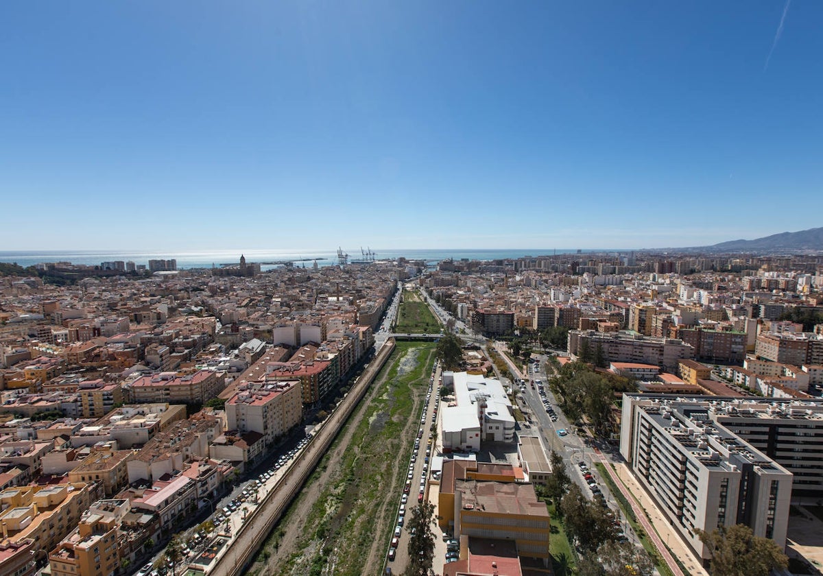 El plan del Ayuntamiento para el Guadalmedina contempla el embovedado de un tramo del río entre el puente de Armiñán y el de la Aurora.