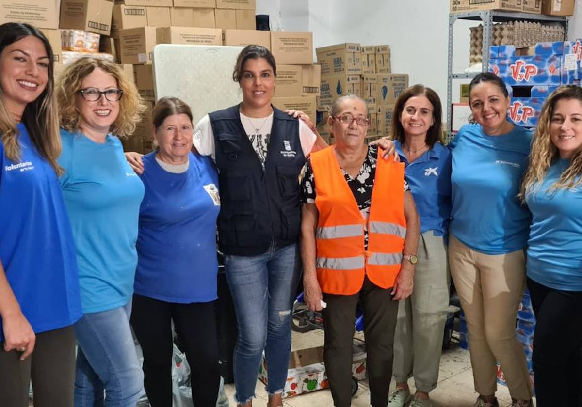 Parte del equipo de voluntarios de la asociación, que ahora cuenta con unos veinte para los repartos de alimentos.