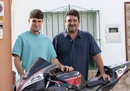 Carlos Valle hijo y padre junto a la moto de entrenamiento.