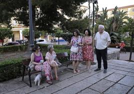 Un grupo de ciudadanos conversa sobre la situación del barrio de Carranque, el más envejecido de Málaga, en la plaza de Pío XII.